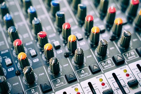 How to Mix Music for Beginners: A Guide to the Craft of Music Blending with Multiple Perspectives